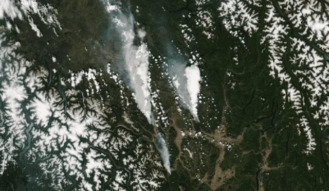 Una imagen satelital hecha disponible por la Administración Nacional de Aeronáutica y del Espacio (NASA) muestra el fuego de McKay Creek, el de Sparks Lake y el de la ciudad de Lytton, Columbia Británica. Foto: EFE