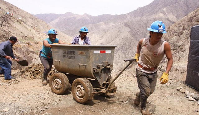 Los puestos de trabajo generados por los contratistas mineros y empresas conexas en el quinto mes del año significaron el 72%. Foto: difusión