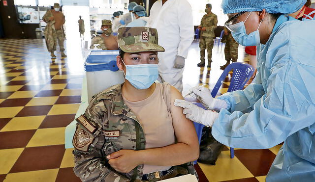 Inmunizados. Desde que el personal militar y policial ha recibido la vacuna, los contagios y decesos han sido controlados. Foto: difusión