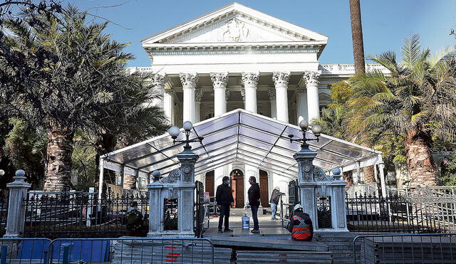Preparativos. Hoy en la sede del antiguo Congreso en Santiago cada constituyente jurará o prometerá su cargo. Foto: EFE