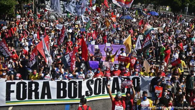 Cientos de opositores del presidente de Brasil, Jair Bolsonaro, durante una protesta contra su Gobierno, en Río de Janeiro, Foto: AFP