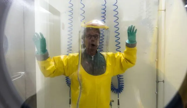 Un virólogo pasando el estricto protocolo de la ducha química para entrar en un laboratorio biológico de Suiza. Foto: referencial / Keystone / Peter Schneider