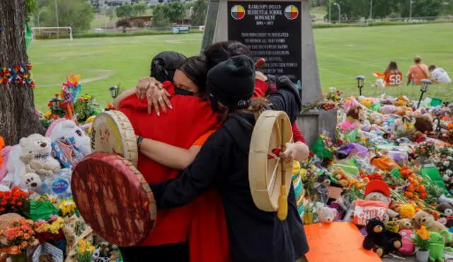 Un total de 751 niños indígenas enterrados en el anonimato absoluto fueron descubiertos debajo de una escuela  católica en Canadá. Foto: AFP