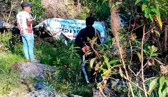 Policías y pobladores rescataron a los agentes accidentados en carretera de Cajamarca. Foto: El Informante Cajamarca