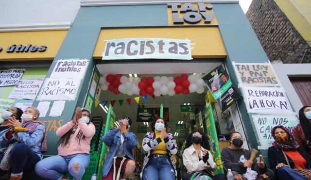 Activistas realizaron plantón en los exteriores de la tienda Tai Loy. Foto: Jhon Reyes / La República