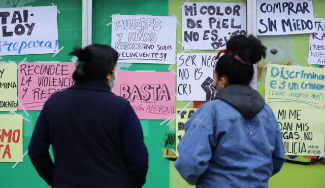 Activistas realizaron plantón en los exteriores de la tienda de venta de útiles. Foto: John Reyes / La República
