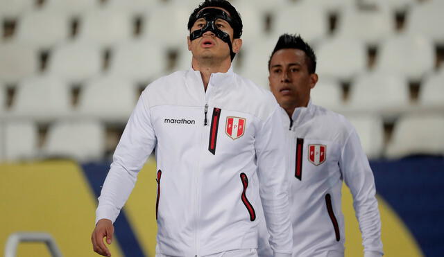 Lapadula jugó el partido ante Brasil con un protector facial. Foto: EFE
