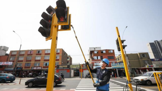 Asimismo, se realizó el lavado y pintado de postes y semáforos en 40 intersecciones de los distritos del Cercado, Lince, Miraflores y San Isidro. Foto: MML