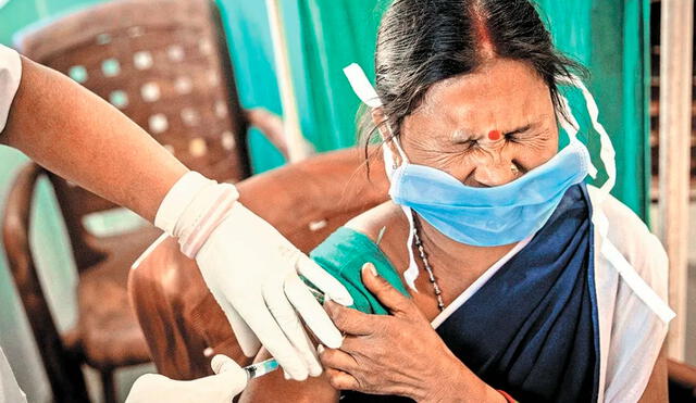 Supuestos "campos de vacunación de COVID-19 organizados por personal no autorizado" fueron detectados en la ciudad de Calcuta del estado de Bengala. Foto: AFP