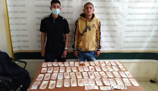 José Benites y José Gutiérrez con el dinero arrebatado a una ciudadana. Foto: PNP
