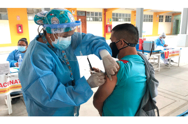 Alipio Rivas aseguró que el personal está capacitado para vacunar de manera célere a los docentes. Foto: Gerencia Regional de Salud de Lambayeque