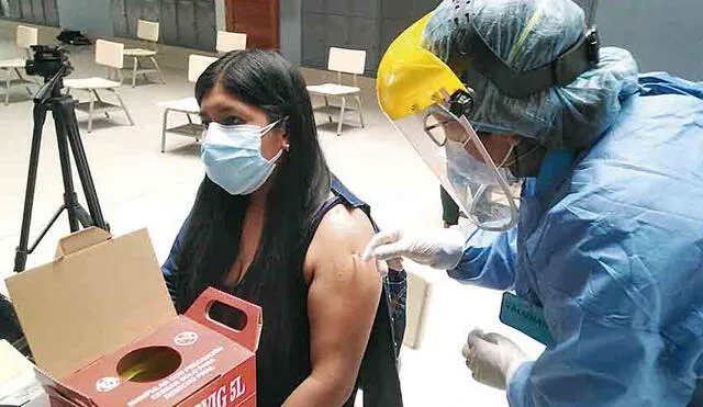 Inmunizada. La docente Dany Luz López fue vacunada ayer en el colegio Francisco Antonio de Zela.