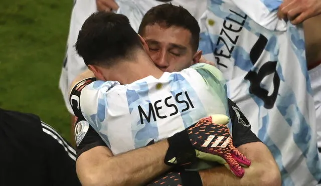 El portero y figura de Argentina en la noche compartió un emocionante momento con su capitán. Foto: Twitter Selección Argentina