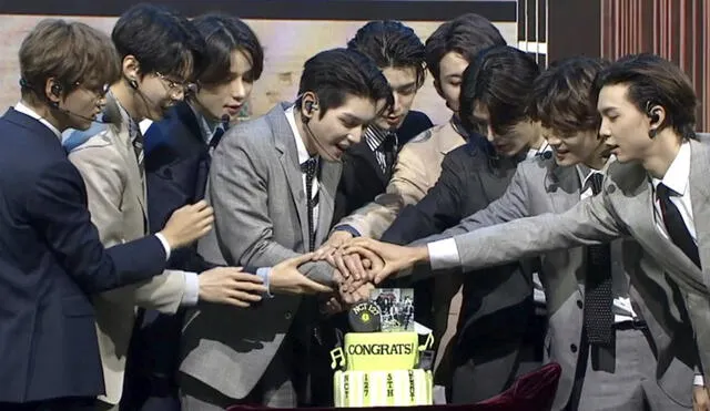 NCT 127 parte su pastel conmemorativo a sus cinco años de carrera en el K-pop. Foto: VLive