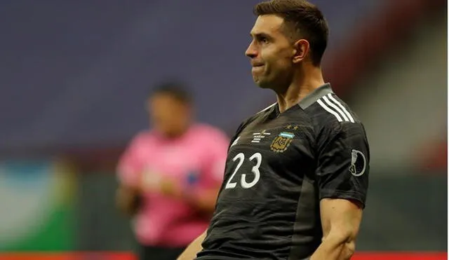 Emiliano Martínez tapó tres penales en la definición entre Argentina y Colombia. Foto: EFE
