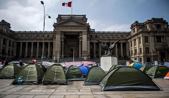 Las acampadas en Lima para defender votos también han llamado la atención en el extranjero. Foto: AFP