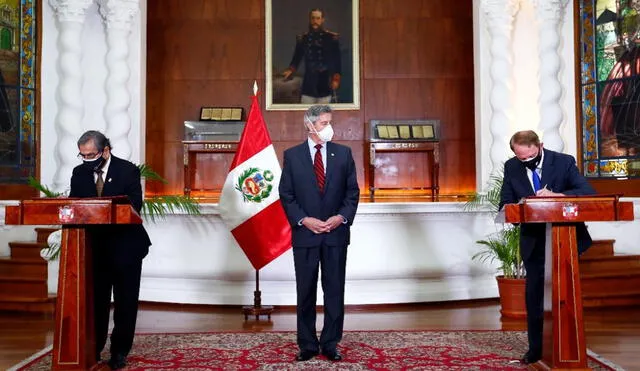 Ministro Oscar Ugarte y representante de minera firmaron convenio. Foto: Twitter Presidencia del Perú