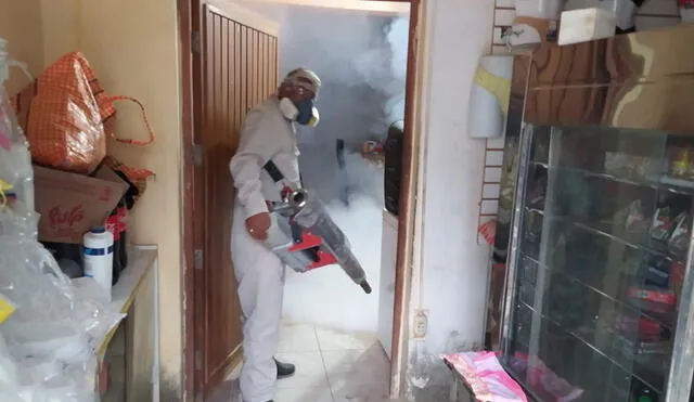 Fumigan viviendas para evitar más casos de dengue. Foto: La República