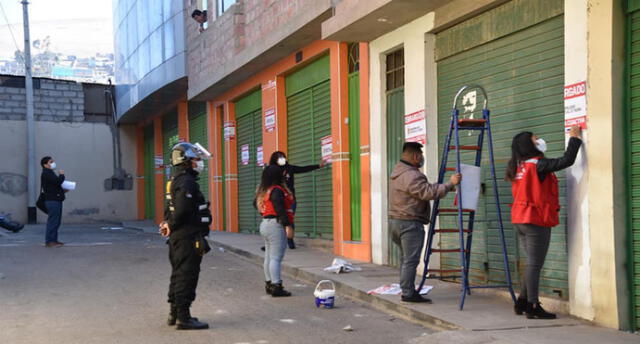 Funcionarios colocaron afiches de embargo hasta que el propietario pueda regularizar su deuda. Foto: Municipalidad de Tacna