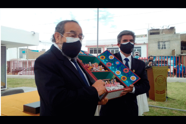 En la ceremonia, Walter Alva (izquierda) señaló que seguirá aportando a la cultura. Foto: difusión