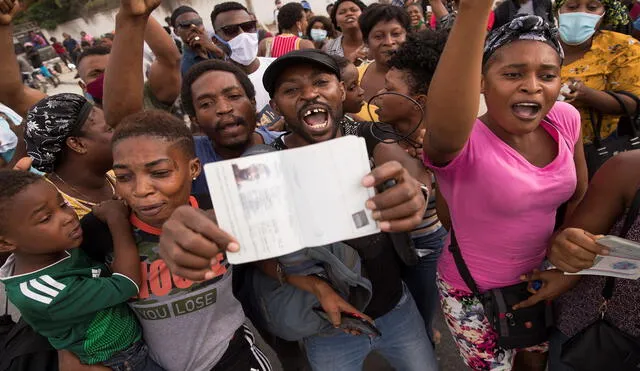 Cientos de haitianos se congregan frente a la sede de la embajada de Estados Unidos con la esperanza de que les concedan una visa para abandonar su país,. Foto: EFE