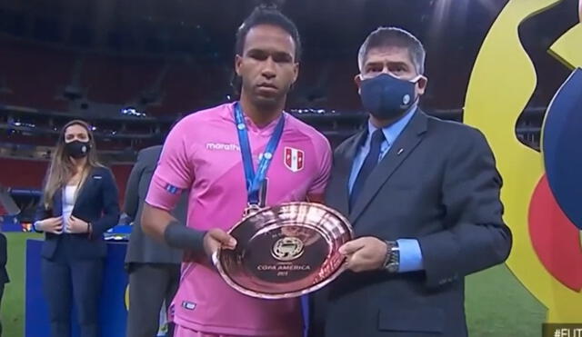 Gallese, capitán de Perú durante el campeonato, recibió distinción de manos de la Conmebol. Foto: captura de DirecTV Sports