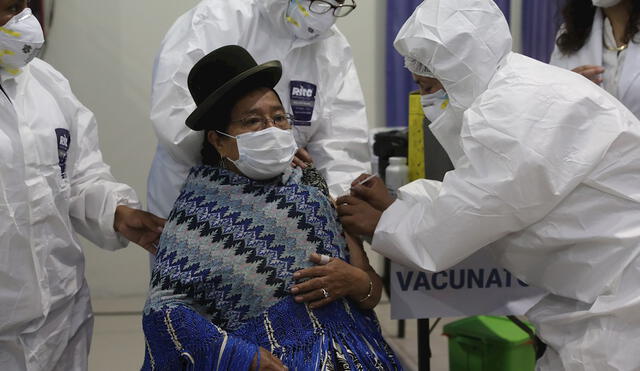 El plan de vacunación de Bolivia inició con el personal sanitario de primera línea y ahora se ha incluido a mayores de 18 años y mujeres embarazadas. Foto: Martín Alipaz/EFE/referencial