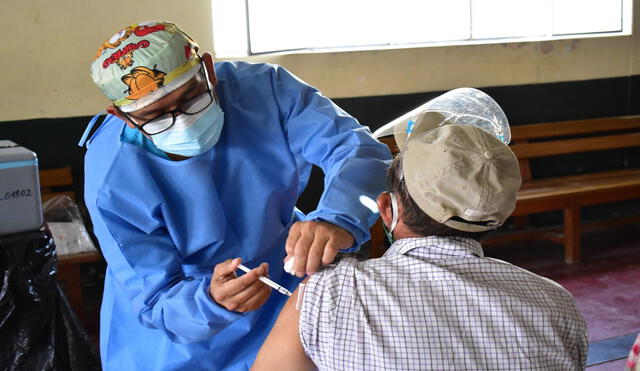 El último viernes se inició la inmunización contra la COVID-19 a los docentes que enseñan en las zonas rurales de las provincias de Ayabaca, Huancabamba y Morropón. Foto: La República.