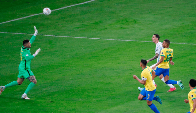 Di María vence a Ederson Moraes en la final de la Copa América 2021. Foto: EFE