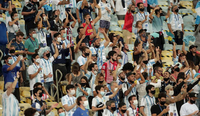 Hubo presencia de público en la final entre Argentina y Brasil. Los hinchas de la Albiceleste celebraron a lo grande. Foto: EFE