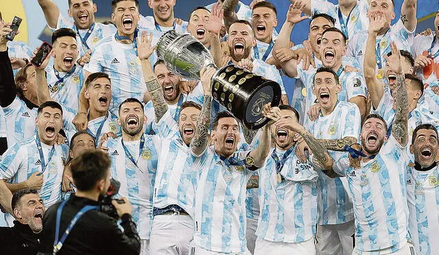 Felicidad. Messi, junto a sus compañeros, alza la copa obtenida por la Albiceleste luego de vencer a Brasil en el Maracaná. Foto: difusión