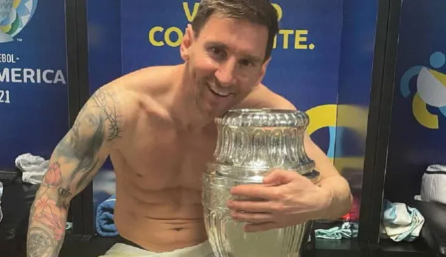Lionel Messi posando con el trofeo de la Copa América. Foto: Instagram