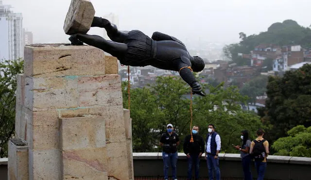 En abril, indígenas colombianos derribaron la estatua del conquistador Sebastián de Belalcázar en Cali. Foto: AFP.