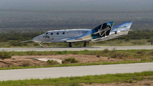 El avión espacial Virgin Galactic, Unity, regresa a la Tierra después de que la nave nodriza se separó en Spaceport America, cerca de Truth and Consequences, Nuevo México, el 11 de julio de 2021. Foto: AFP