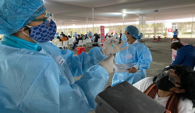 Enfermeras cumplen extenuantes jornadas para lograr la meta de cerrar la brecha de rezagados. Foto: Raúl Egusquiza/URPI-LR