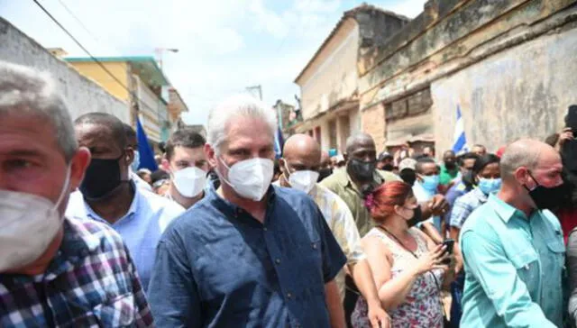 El presidente de Cuba, Miguel Díaz-Canel, fue visto durante una manifestación realizada por ciudadanos para exigir mejoras en el país, en San Antonio de los Baños, el 11 de julio de 2021. (Foto de Yamil LAGE / AFP).