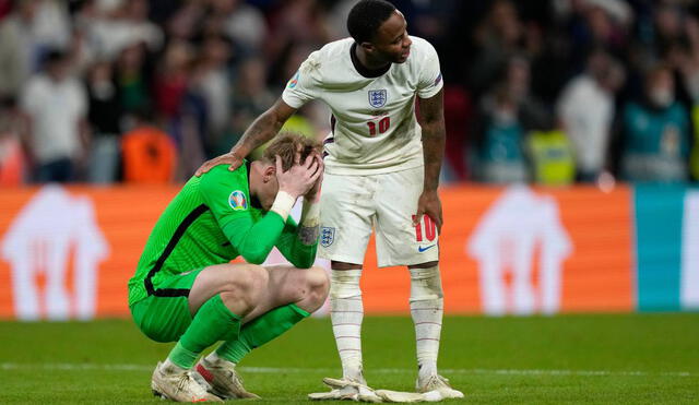 Sterling consolando al portero Pickford luego de que Inglaterra perdiera en la tanda de los penales ante Italia. Foto: England/Twitter