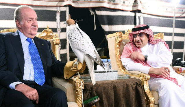 Juan Carlos I con el recién coronado rey Salman bin Abdulaziz, durante el viaje privado que hizo a Arabia Saudí en 2015 para felicitar al que, siendo príncipe y gobernador de Riad, le prestó los primeros 100 millones de dólares sobre los que levantó su fortuna. Foto: Saudi Press