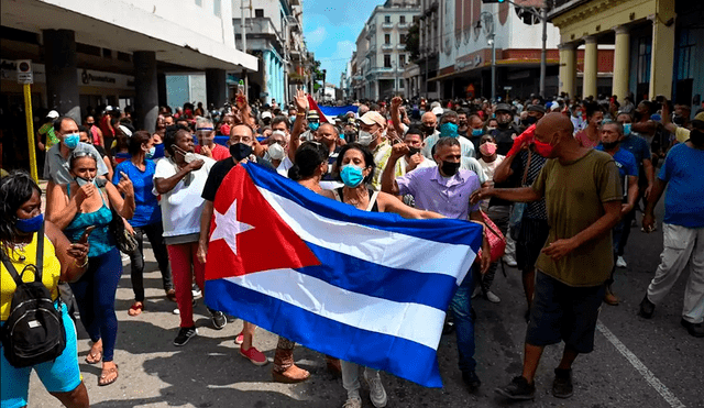 Las protestas antigubernamentales comenzaron de forma espontánea por la mañana, un hecho poco habitual en un país gobernado por el Partido Comunista. Foto: AFP