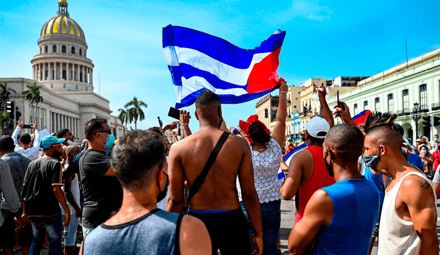 De occidente a oriente, incluida La Habana, miles de cubanos marcharon clamando “libertad” y gritando consignas contra el Gobierno y el mandatario Díaz-Canel. Foto: AFP