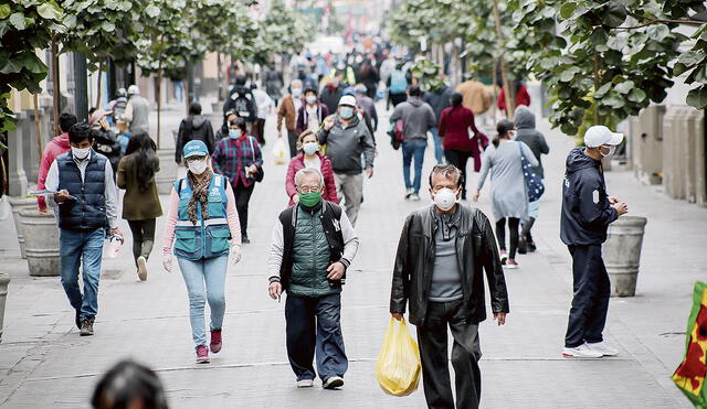 Variación. La clase media cayó de 43,6% a 24% en 2020. Unos 6,3 millones de peruanos dejaron de ser de este grupo poblacional. Foto: Antonio Melgarejo / La República
