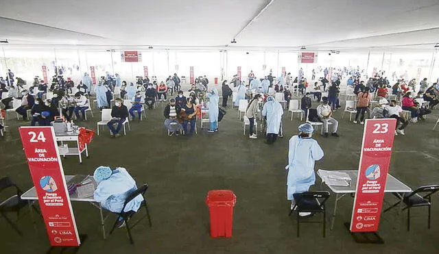 Buena acogida. Miles de personas acudieron a los locales durante el proceso de Vacunatón. Foto: John Reyes/La República