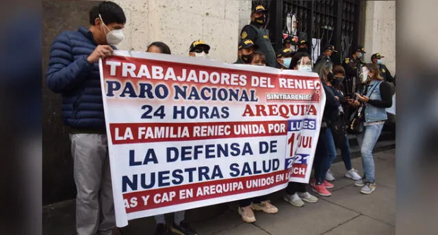 Trabajadores se apostaron en los exteriores de la sede del Reniec en Arequipa: Foto: Oswald Charca/La República