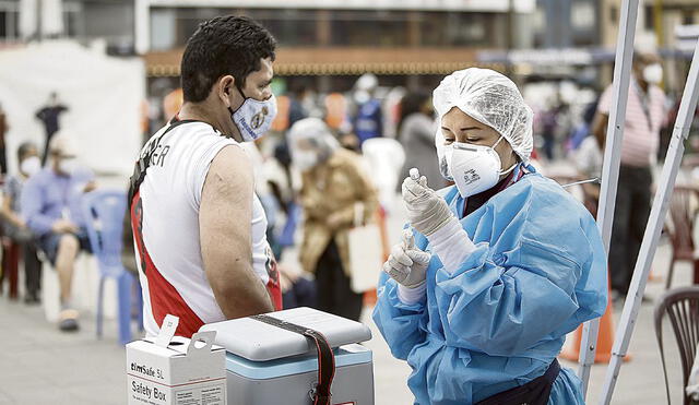 Los ciudadanos continúan acudiendo a vacunatorios. Foto: La República