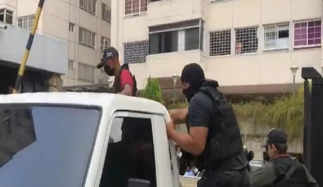 Funcionarios de las FAES se retiraron de la residencia del líder opositor tras ser insultados por un grupo de vecinos. Foto: captura de Monitoreamos