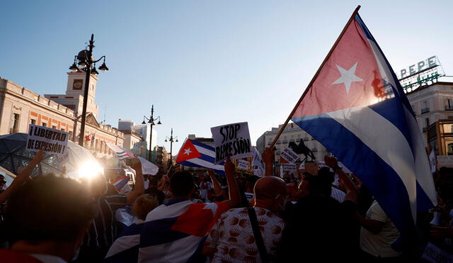 Varias personas participaron el lunes en la concentración "por una Cuba libre" frente a la embajada de la isla en Madrid. Foto: EFE