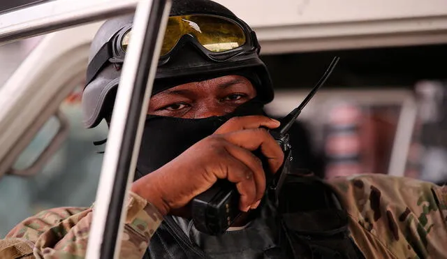 Policías custodian las calles de Puerto Príncipe (Haití). Foto: EFE