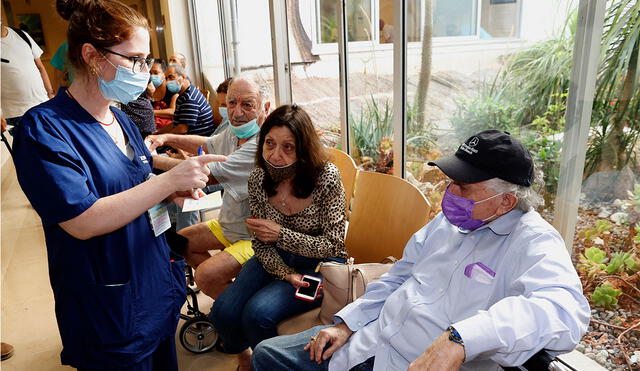 Pacientes esperan por una dosis de la vacuna Pfizer en una clínica de Israel. Foto: AFP