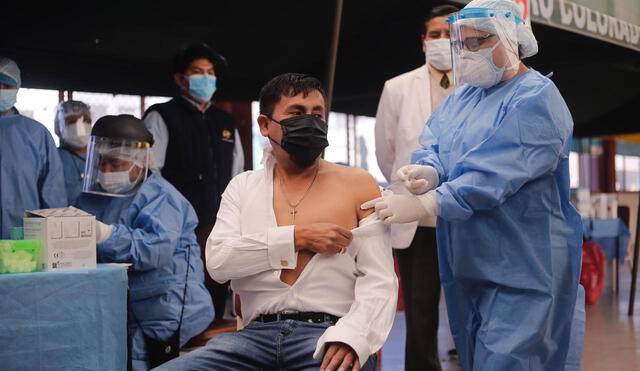Autoridad regional enfatizó que personal médico debe aplicar criterios para vacunar a ciudadanos que residen en otras provincias y laboran en Arequipa. Foto: Oswald Charca
