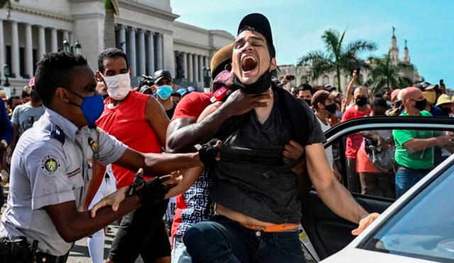 Miles de cubanos marchan desde el domingo 11 de julio por las calles de todo el país al grito de “¡Libertad!”, “¡Abajo la dictadura!”, “No tenemos miedo”, y “Patria y vida”. Foto: AFP